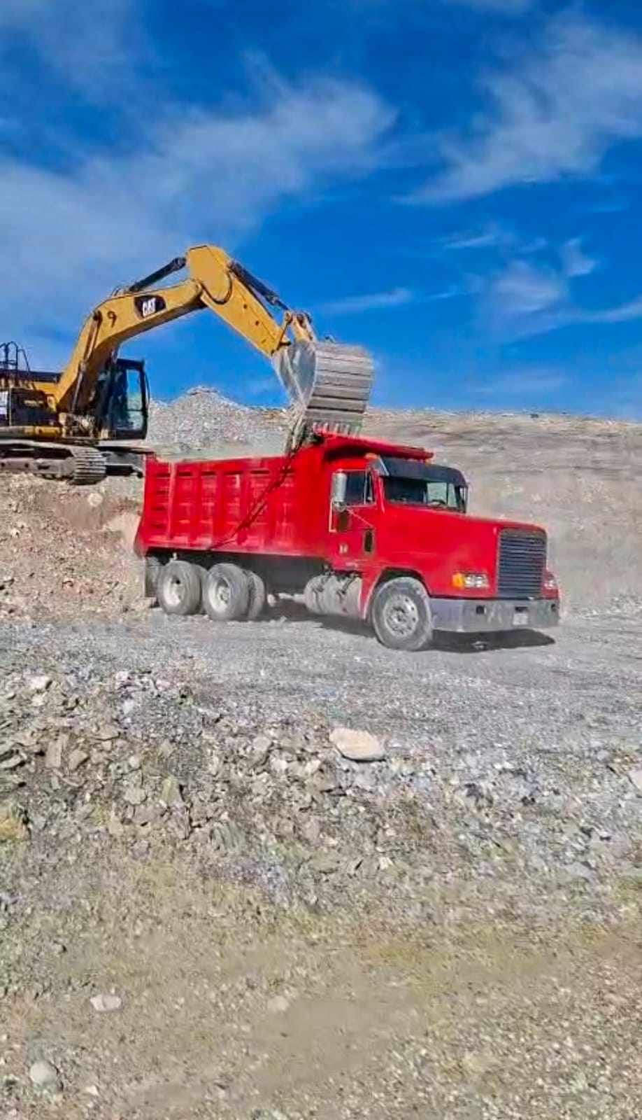 Carga y transporte de material en la operación de obra.